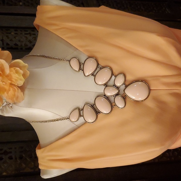 Pink and gold statement necklace - Picture 2 of 10